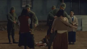 Escena donde llegan a las estaciones y la empiezan a desnudar